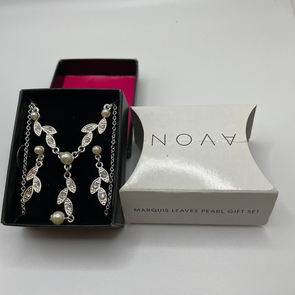 Avon Leaves Pearl Set Necklace and Earring Set